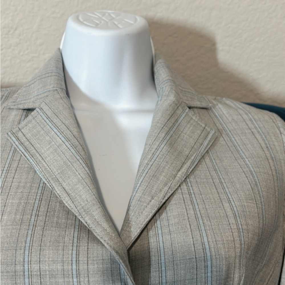 Express Gray Blazer Tailored for Versatile Elegance - Picture 4 of 10